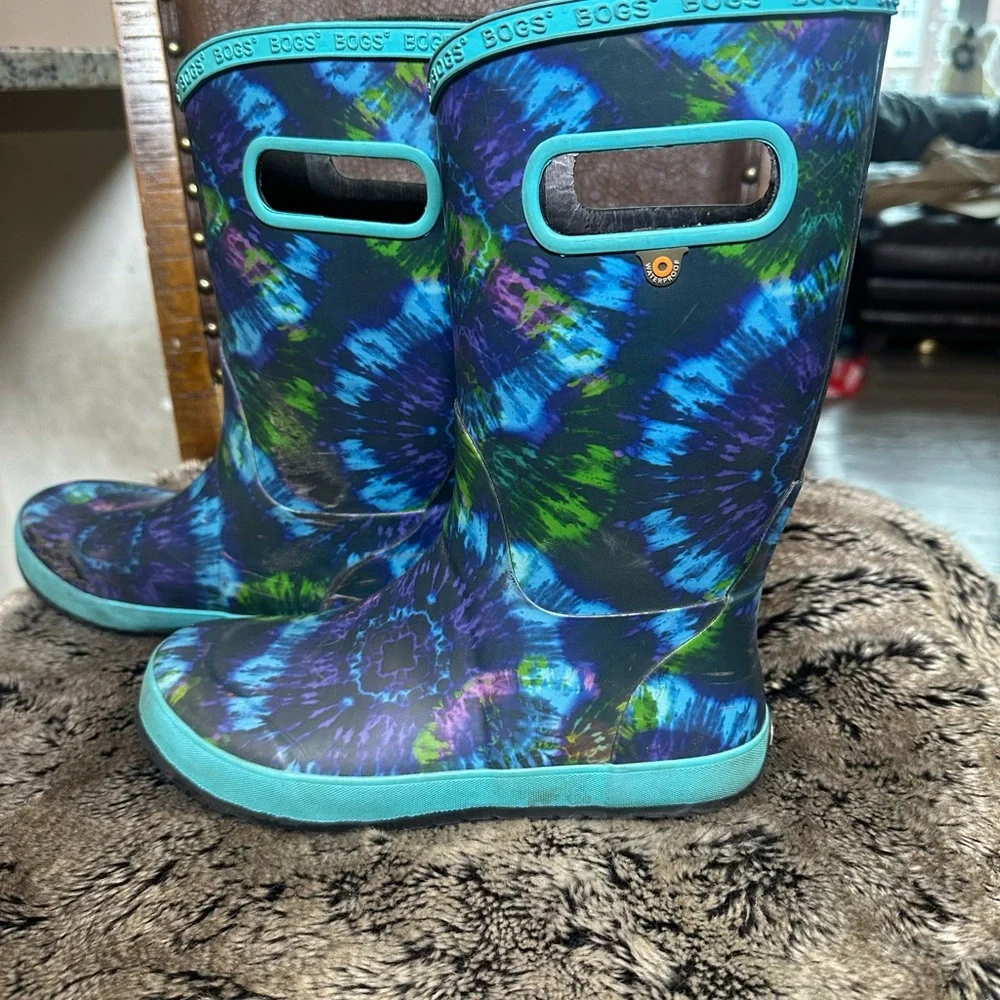 BOGS Electric Blue & Purple Tie Dye Youth Rain Boots, Size 6